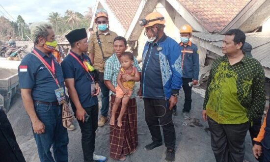 KKJB Mimika Serahkan Bantuan dan Bangun 20 Unit Hunian Korban Erupsi Semeru