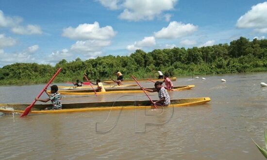Puluhan Warga Papua Ikut Lomba Dayung Tradisional