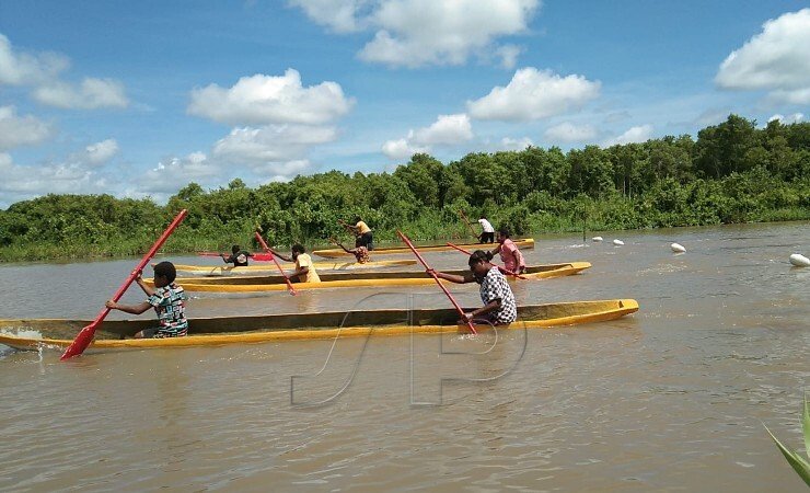 Puluhan Warga Papua Ikut Lomba Dayung Tradisional