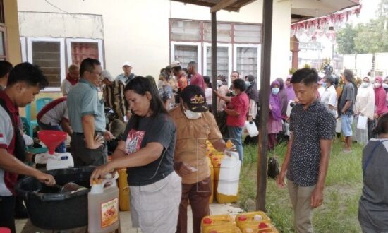 Ratusan Warga Merauke Antusias Antre Minyak Goreng Harga Murah