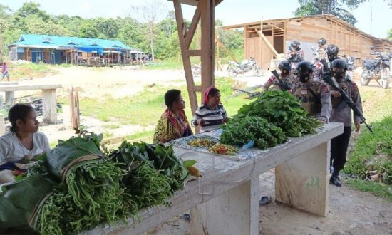 Brimob Merauke Kedepankan Sisi Humanis dalam Penugasan di Mamteng