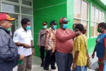 Pesan Bupati Asmat Saat Bagikan Masker di Distrik Fayit dan Pantai Kasuari