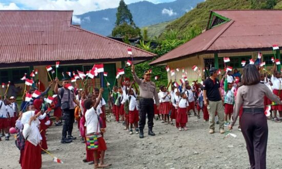 Pelajar SMP di Puncak Jaya: Terima Kasih Pak Polisi