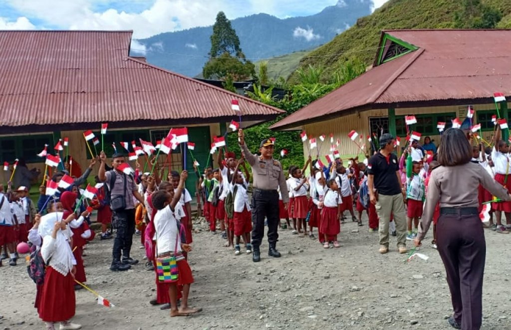 Pelajar SMP di Puncak Jaya: Terima Kasih Pak Polisi