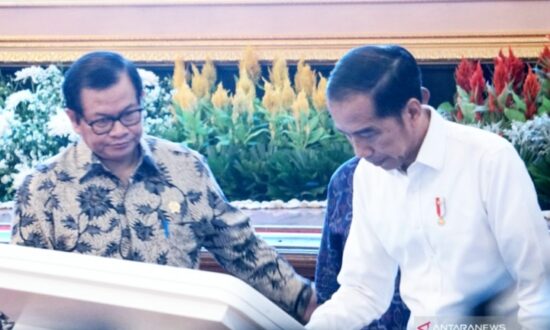 Presiden Tandatangani Prasasti Digital Resmikan Operasi Palapa Ring