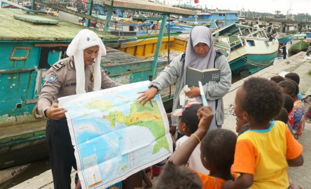 Melihat “Polisi Pi Ajar” di Kampung Poumako Timika